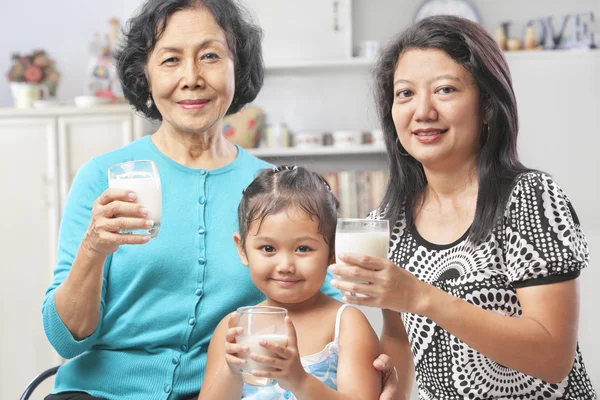 Ázsiai női nemzedék gazdaság pohár tej — Stock Fotó