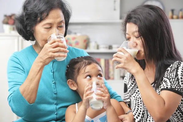 Asiatiska kvinnliga generationer konsumtionsmjölk — Stockfoto