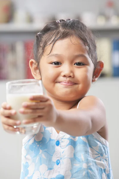 Kleines Mädchen bietet ein Glas Milch an — Stockfoto