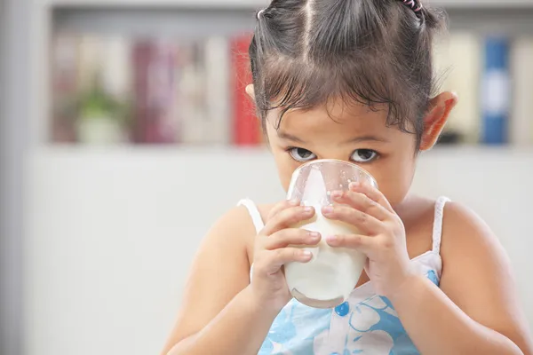Petite fille buvant du lait — Photo