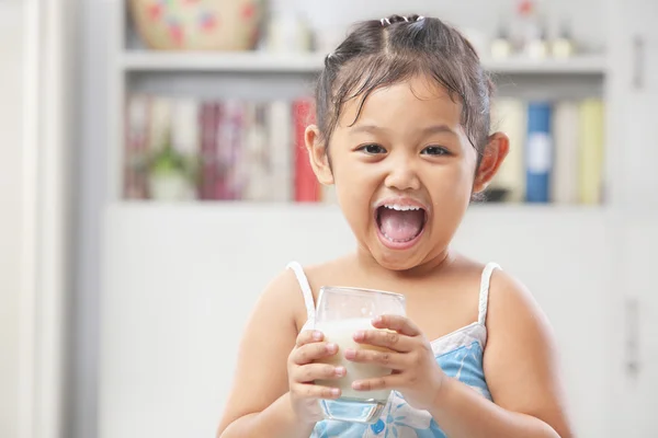 Ragazzina felice dopo aver bevuto latte — Foto Stock