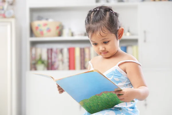 Klein meisje lezen boek — Stockfoto
