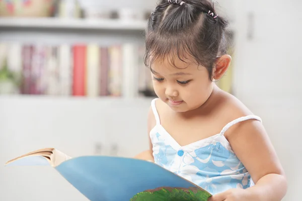 Små flickor läser bok — Stockfoto