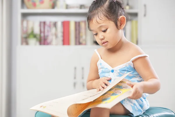 Kleine Mädchen lesen Buch — Stockfoto