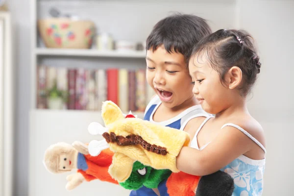 Asijské sourozenec hraje maňáska — Stock fotografie