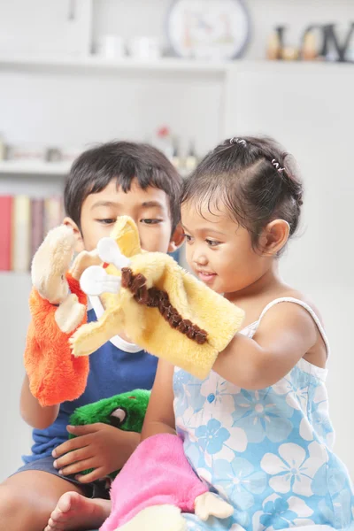 Niños jugando marioneta de mano — Foto de Stock