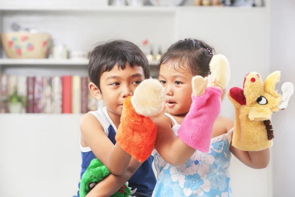 Asiatiska syskon spela handdocka — Stockfoto