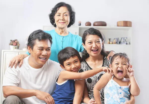 Familjeporträtt med mormor — Stockfoto