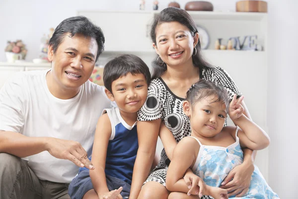 Familia asiática posando en casa — Foto de Stock