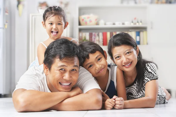 亚洲家庭摆在地板上 — 图库照片