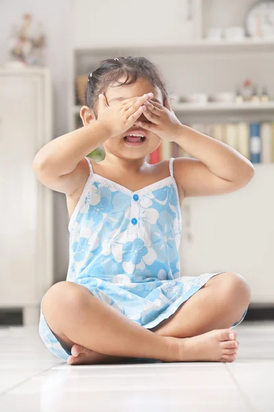 Petite fille jouant peekaboo ou pleurant — Photo