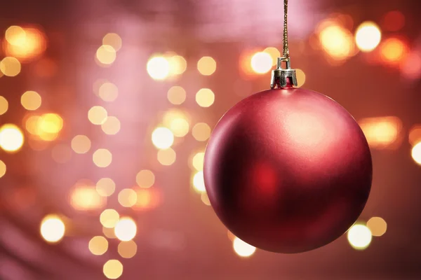 Adorno de Navidad con fondo de iluminación borrosa — Foto de Stock