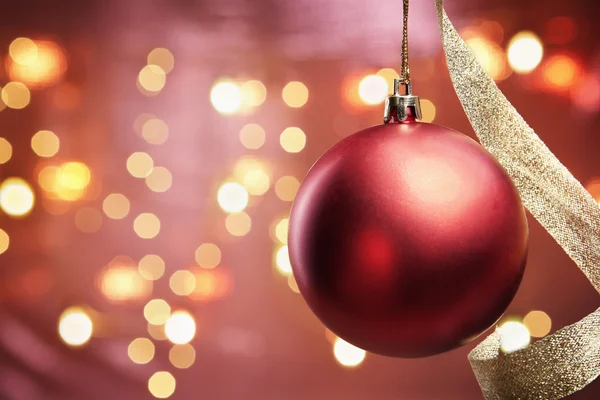 Kerst ornament met verlichting achtergrond wazig — Stockfoto