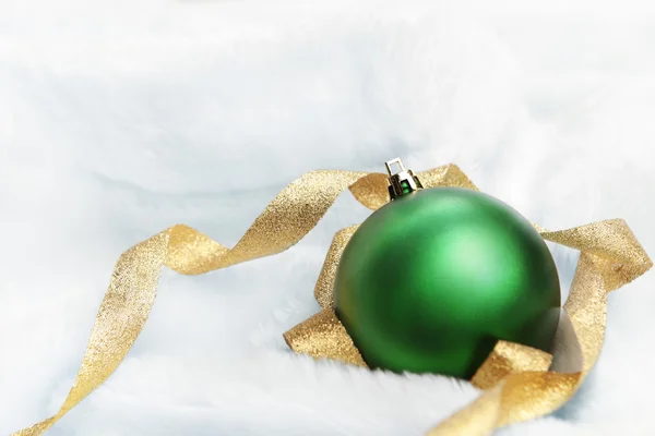 무성 한 양탄자에 크리스마스 장식 — 스톡 사진