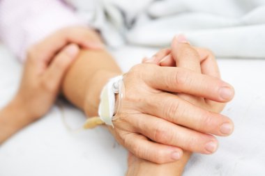 hastanede kızın annesi tutan el