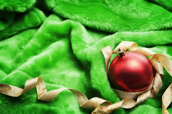 在毛茸茸的地毯上的圣诞节装饰品 — 图库照片