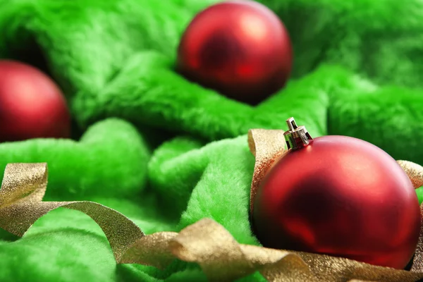 녹색 직물에 크리스마스 장식 — 스톡 사진