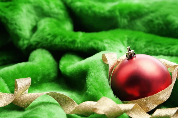 Рождественский орнамент на зеленой ткани — стоковое фото