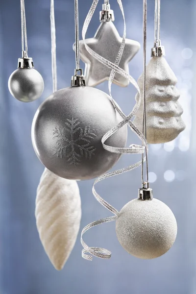 Srebro i białe Boże Narodzenie ozdoby na niebiesko — Zdjęcie stockowe