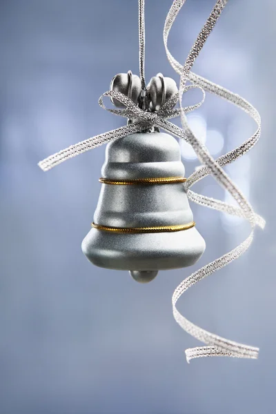 Srebrny dzwon Narodzenia na niebieskim tle — Zdjęcie stockowe