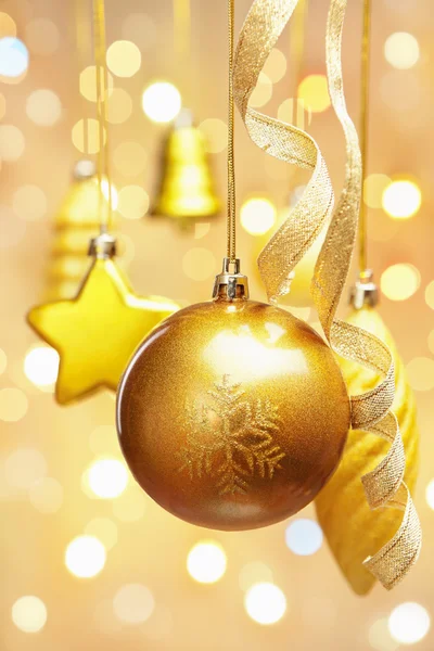 Gouden ornamenten van Kerstmis — Stockfoto