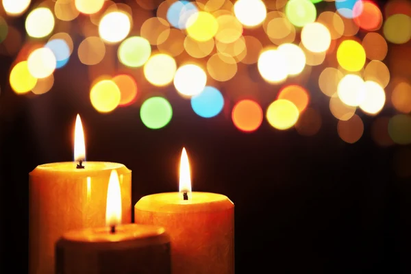 Χριστουγεννιάτικο κερί με θολή φως — Φωτογραφία Αρχείου