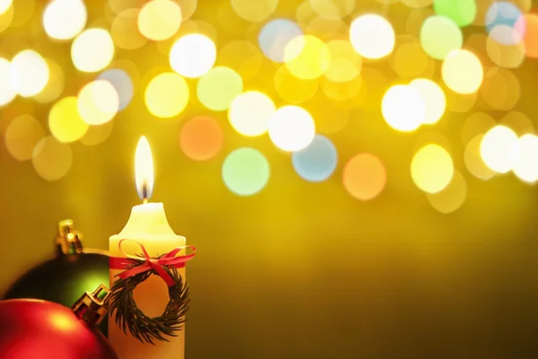 Vela de Navidad con luz borrosa —  Fotos de Stock