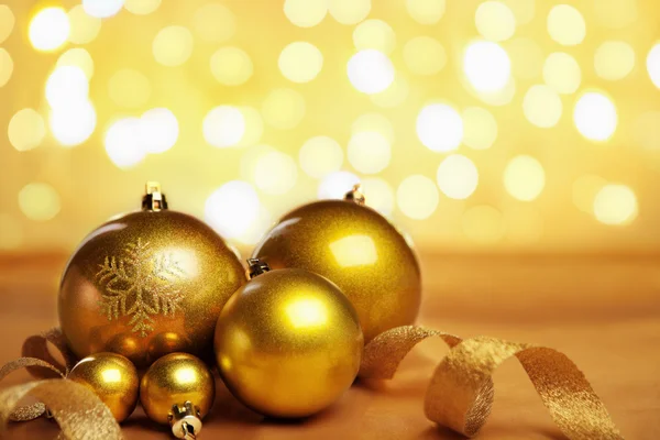 Adornos de Navidad dorados con luz borrosa —  Fotos de Stock