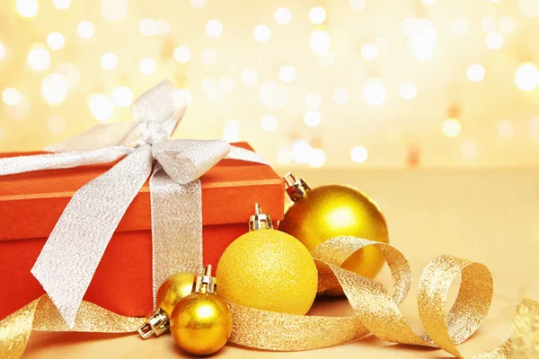 Presente de Natal e Ornamentos — Fotografia de Stock