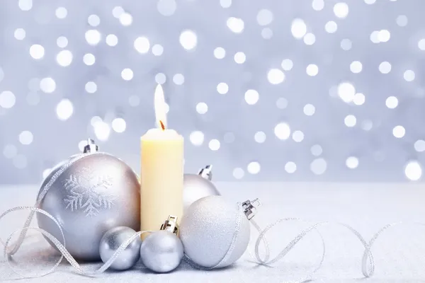Enfeite de Natal branco e vela — Fotografia de Stock