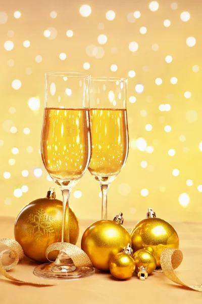 Champanhe e ornamentos dourados de Natal — Fotografia de Stock