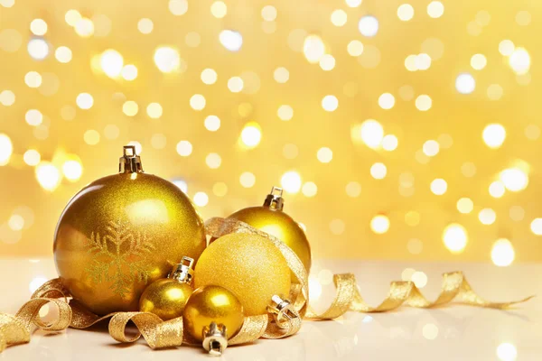 Gyllene juldekorationer med oskärpa ljus — Stockfoto
