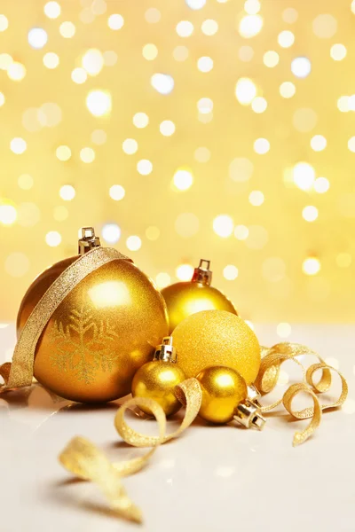 Enfeites de Natal dourado — Fotografia de Stock