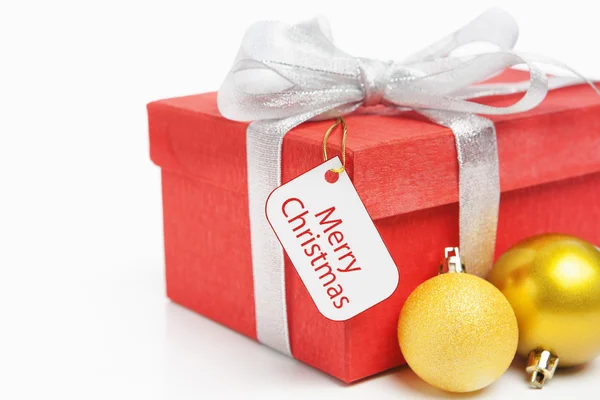 Red Christmas gift with tag — Stock Photo, Image