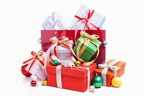 Stapel kerstcadeau met boodschappentas — Stockfoto