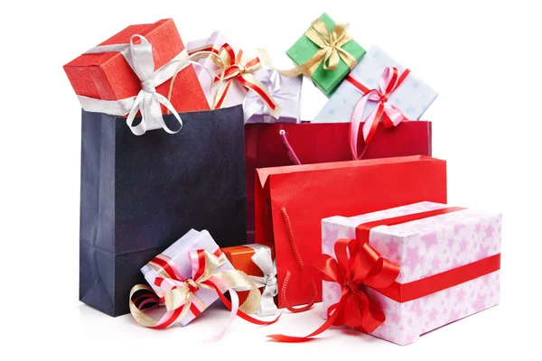 Halom karácsonyi ajándékot a bevásárló táska — Stock Fotó