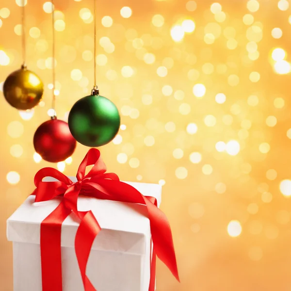 Singolo motivo natalizio con ornamenti su sfondo dorato — Foto Stock