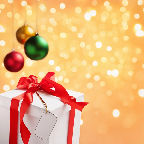 Singolo motivo natalizio con tag e ornamenti — Foto Stock