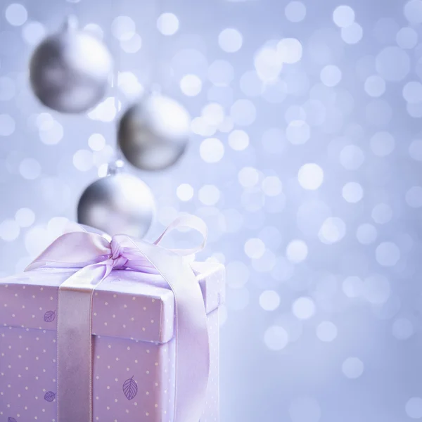 Singolo motivo natalizio con ornamenti su sfondo bluastro — Foto Stock