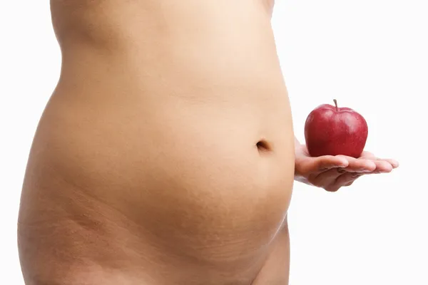 Übergewichtige Frau Körper hält Apfel — Stockfoto