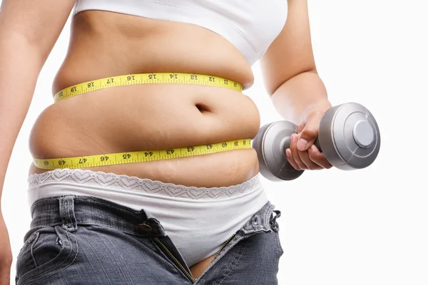 Mulher gorda segurando peso para se exercitar — Fotografia de Stock