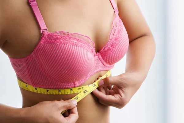 Žena měření velikost prsou kapela — Stock fotografie
