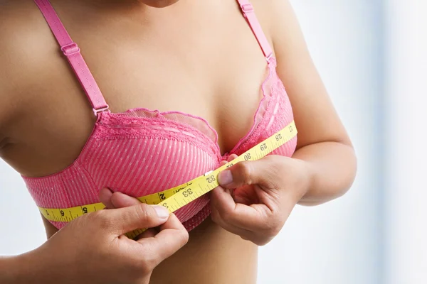 Žena měření velikost prsou — Stock fotografie