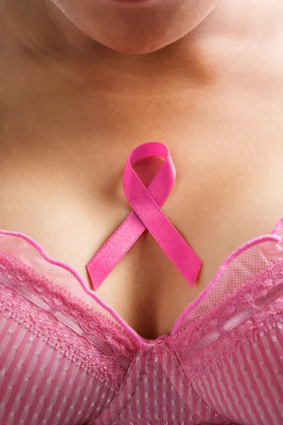 Roze lint in vrouw borst — Stockfoto