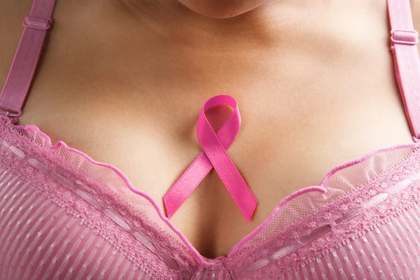 Ροζ κορδέλα στο στήθος της γυναίκας — Φωτογραφία Αρχείου