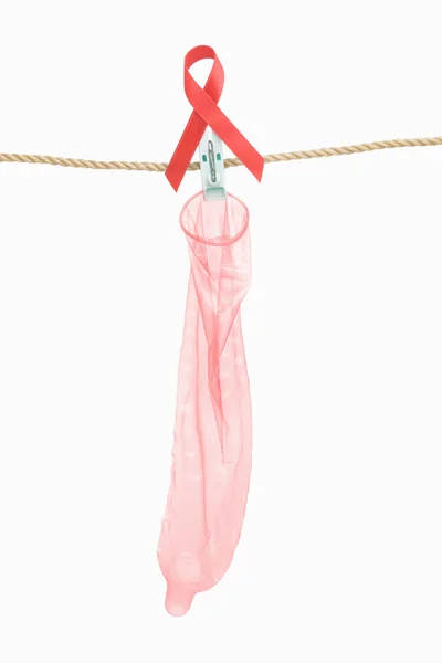 Condoom opknoping met rood lint op witte achtergrond — Stockfoto