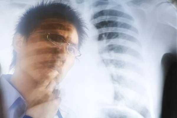 아시아 의사 부정적인 엑스레이 검사 — 스톡 사진