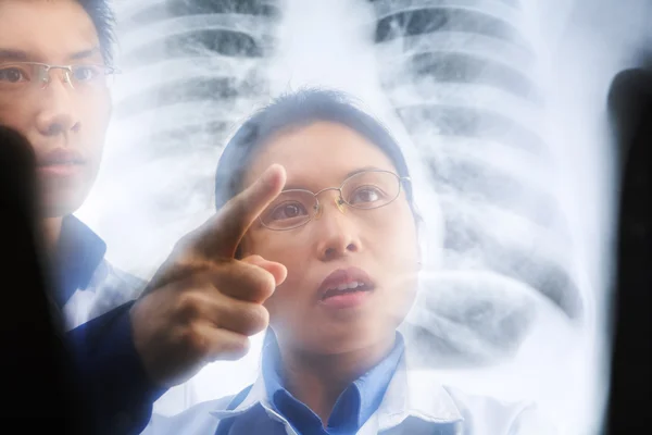 Dois médicos discutindo sobre o resultado do raio-x — Fotografia de Stock