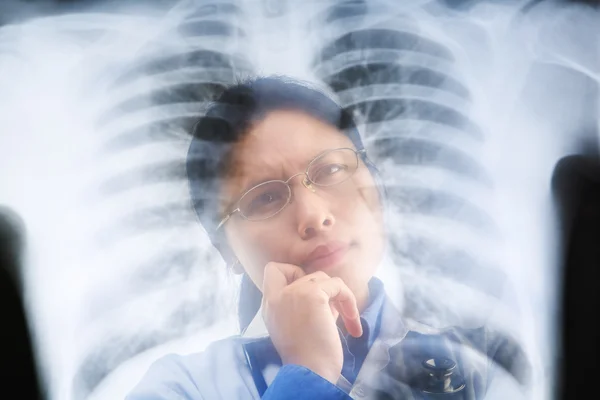 Ázsiai női orvos elfoglalt dolgozó röntgen eredménye — Stock Fotó