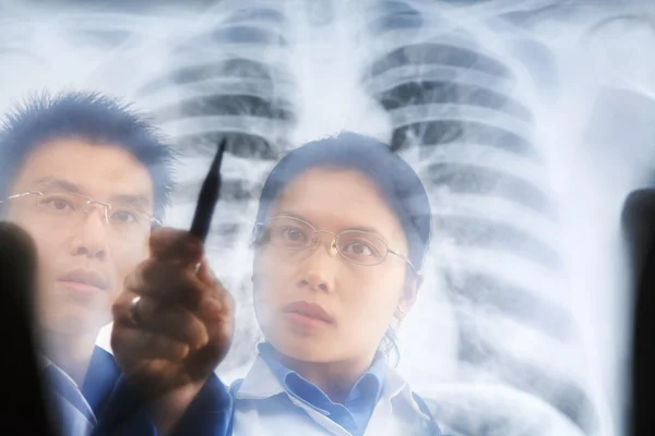 Dos médicos discutiendo sobre el resultado de rayos X —  Fotos de Stock